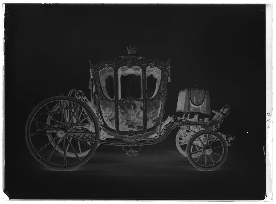 7-glas statsvagn, berlinare, förgylld, skulpterad och rnålad i rokoko. Tillverkad c. 1761 - Livrustkammaren - 18079-negative
