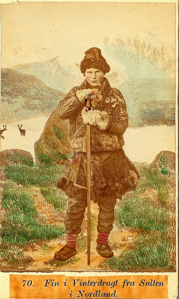 70. Mannsdrakt, samedrakt, vinter, Salten - Norsk folkemuseum - NF.09401-017 (1)