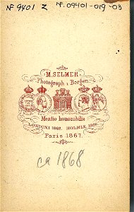 76. Brudgomsdrakt, samedrakt, fra Karasjok. Portrett av mann stående i skinnklær, ant - Norsk folkemuseum - NF.09401-019 (2)