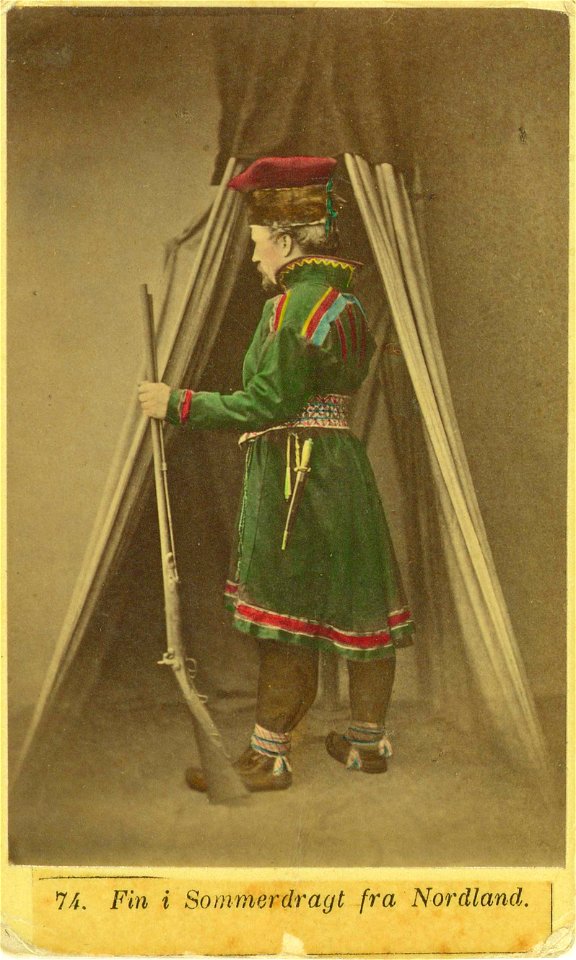 74. Mannsdrakt, samedrakt, Nordland eller Finnmark - Norsk folkemuseum - NF.08676-003 (1)