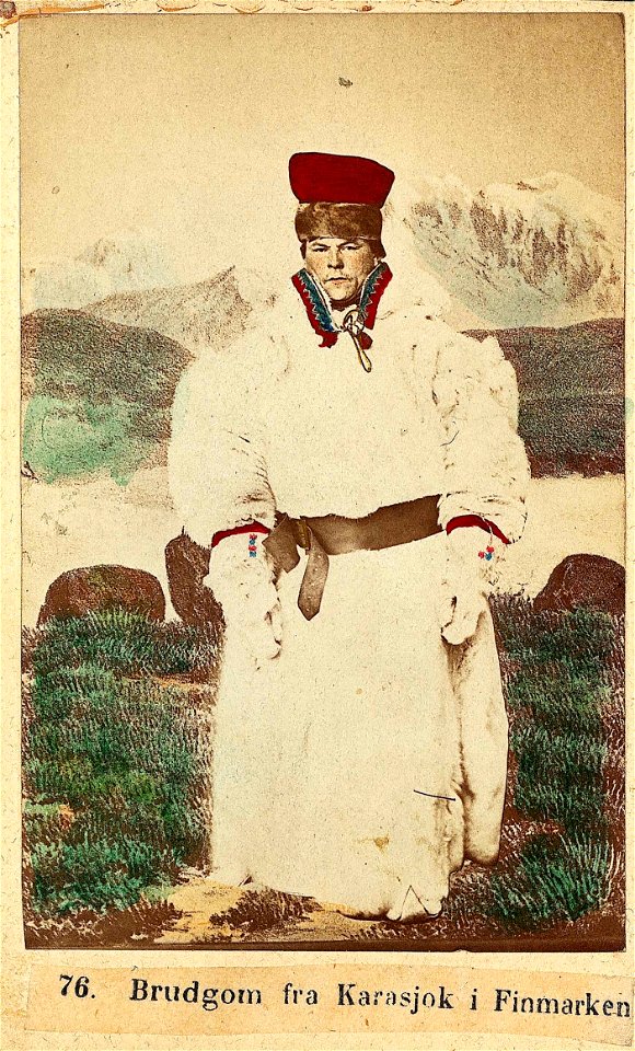 76. Brudgomsdrakt, samedrakt, fra Karasjok. Portrett av mann stående i skinnklær, ant - Norsk folkemuseum - NF.09401-019 (1)