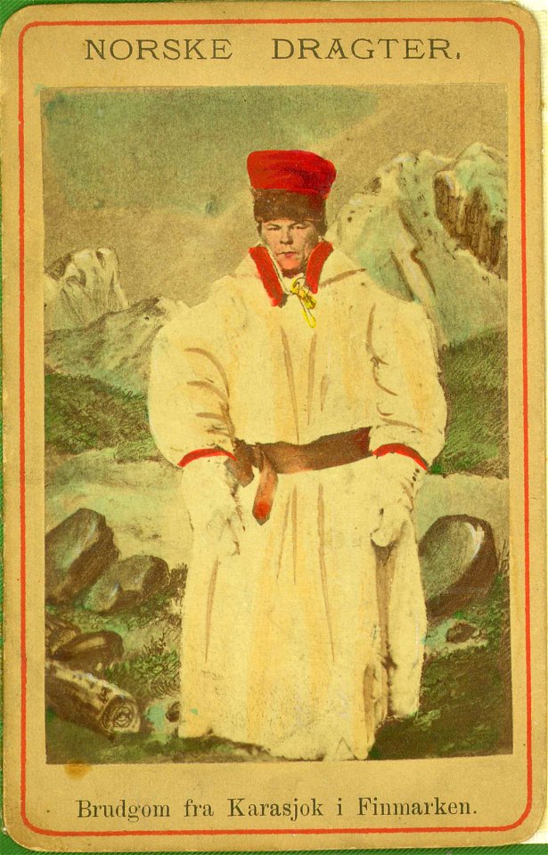 76. Brudgomsdrakt, samedrakt, fra Karasjok. Portrett av mann stående i skinnklær, ant - Norsk folkemuseum - NF.09404-001