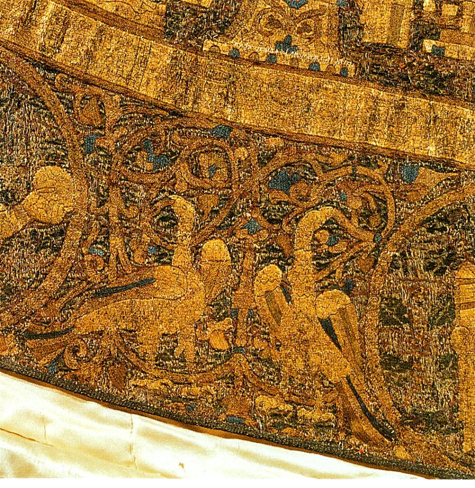 A bird-couple on the edge of the coronation pall