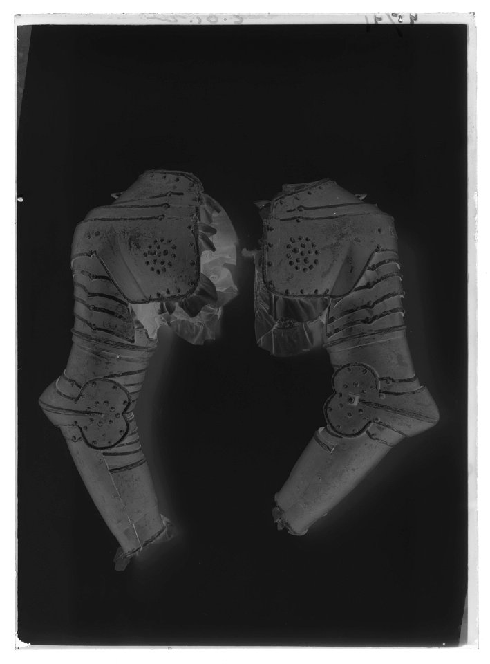 Armskena av järnplåt (del av par) - Livrustkammaren - 35883-negative