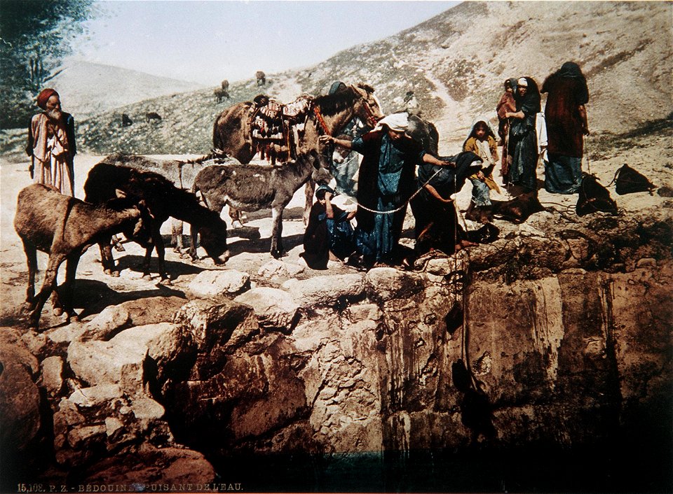 BEDUINS DRAWING WATER FROM A WELL (PROBABLY IN THE GALILEE). PHOTO TAKEN IN LATE 19TH CENTURY BY FRENCH PHOTOGRAPHER, BONFILS. צילום צבע מסוף המאה ה19 של הצלם הצרפתי בונפיס אש