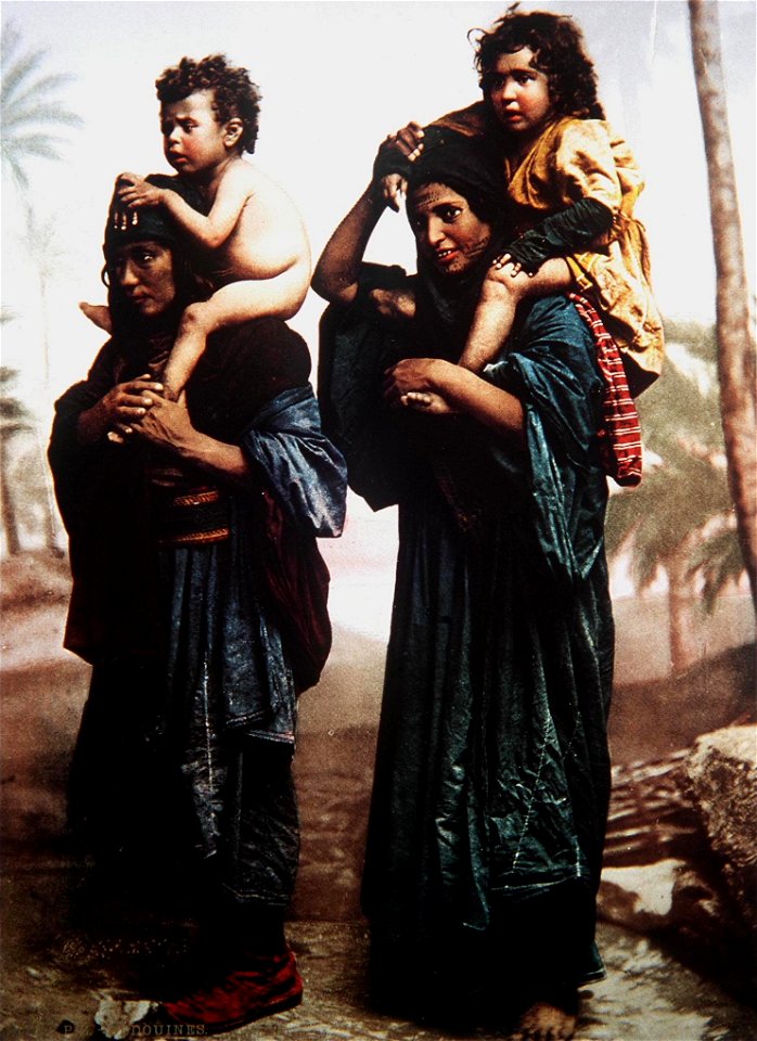 BEDUIN MOTHERS CARRYING THEIR CHILDREN ON THEIR SHOULDERS. COLOR PHOTO TAKEN IN THE LATE 19TH CENTURY BY FRENCH PHOTOGRAPHER, BONFILS. צילום צבע מהמאה ה19 של הצלם הצרפתי בונפי