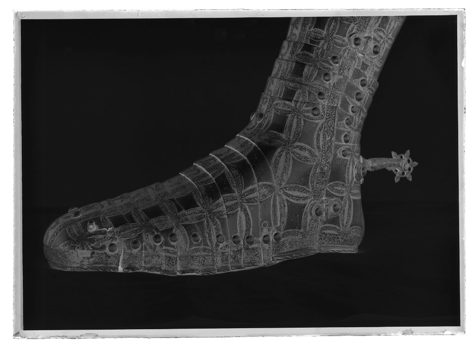 Benpansar, h benrör och sko, tillverkad i Greenwich ca 1585, etsad och förgylld dekor - Livrustkammaren - 43415-negative