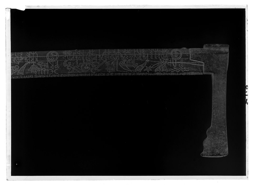 Bergsmansyxa med runkalender på skaftet, 1750-1800 c - Livrustkammaren - 52736-negative