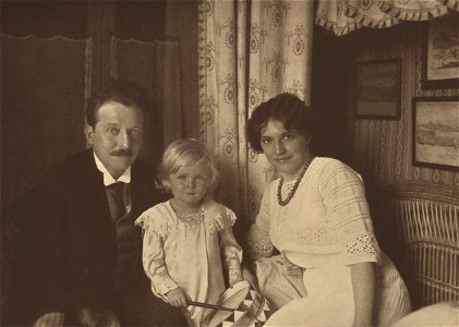 Bernhard Stavenhagen mit Frau und Sohn