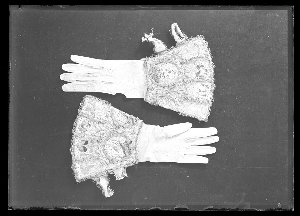 Broderad Kraghandske, ca1610 - Livrustkammaren - 34763