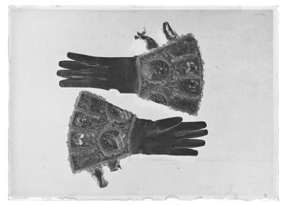 Broderad Kraghandske, ca1610 - Livrustkammaren - 34763-negative