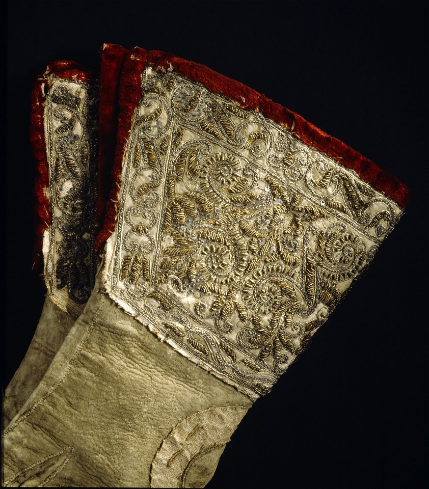 Broderade handskar från 1620 - Livrustkammaren - 73091