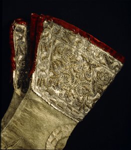 Broderade handskar från 1620 - Livrustkammaren - 73091