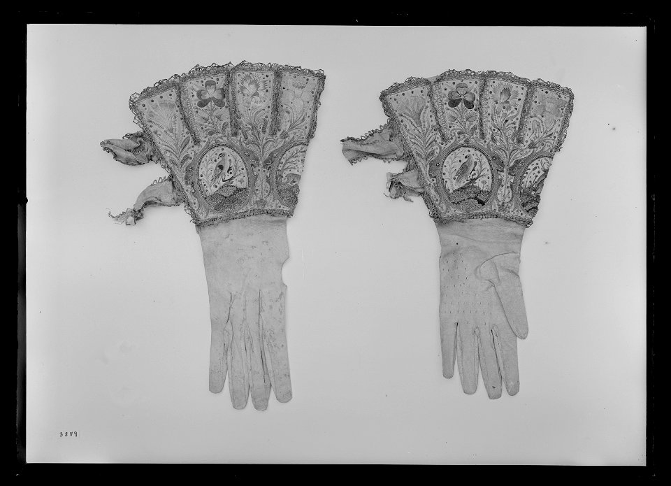 Broderad Kraghandske, ca1610 - Livrustkammaren - 743