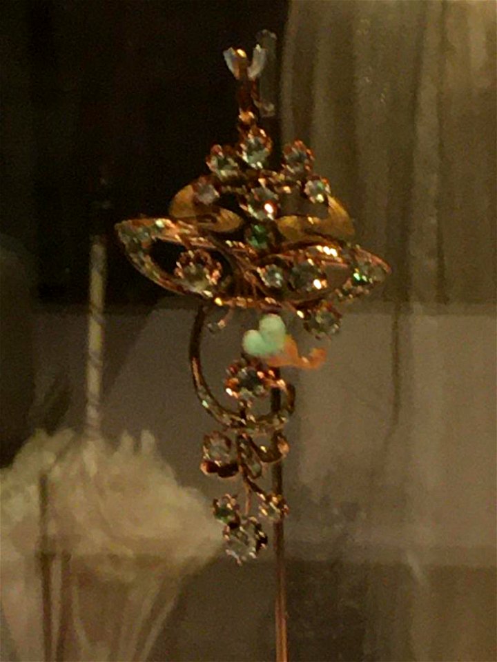 Brooche-Pendant made of gold, enamel and green garnets