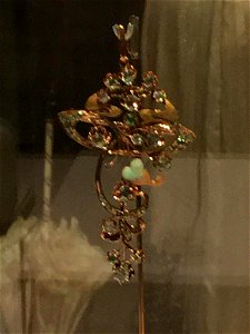 Brooche-Pendant made of gold, enamel and green garnets