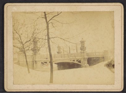Brug 454 bij de Emmalaan gezien vanuit het Vondelpark op een winterse dag met sneeuw, Afb ANWZ00445000001