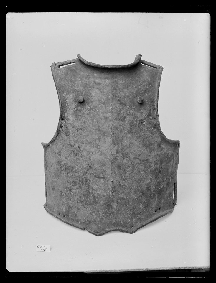 Bröstharnesk till kyrass, Karl X´s tid (1650-tal). Senare omgjort för att bäras utan ryggharnesk - Livrustkammaren - 2272