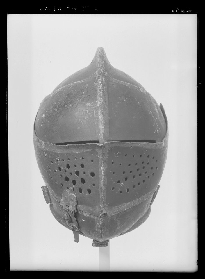 Burgundisk hjälm för fotturnering vid Gustav II Adolfs bröllop 1620 - Livrustkammaren - 44442
