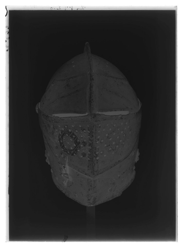 Burgundisk hjälm för fotturnering vid Gustav II Adolfs bröllop 1620 - Livrustkammaren - 27323-negative