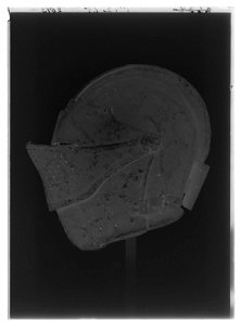 Burgundisk hjälm för fotturnering vid Gustav II Adolfs bröllop 1620 - Livrustkammaren - 27324-negative