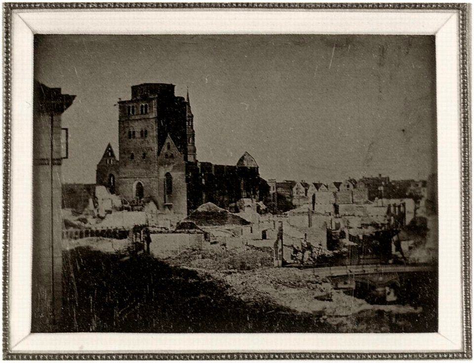 Biow, Hermann - Blick auf die Nicolaikirche nach dem Brand von 1842 (Zeno Fotografie)