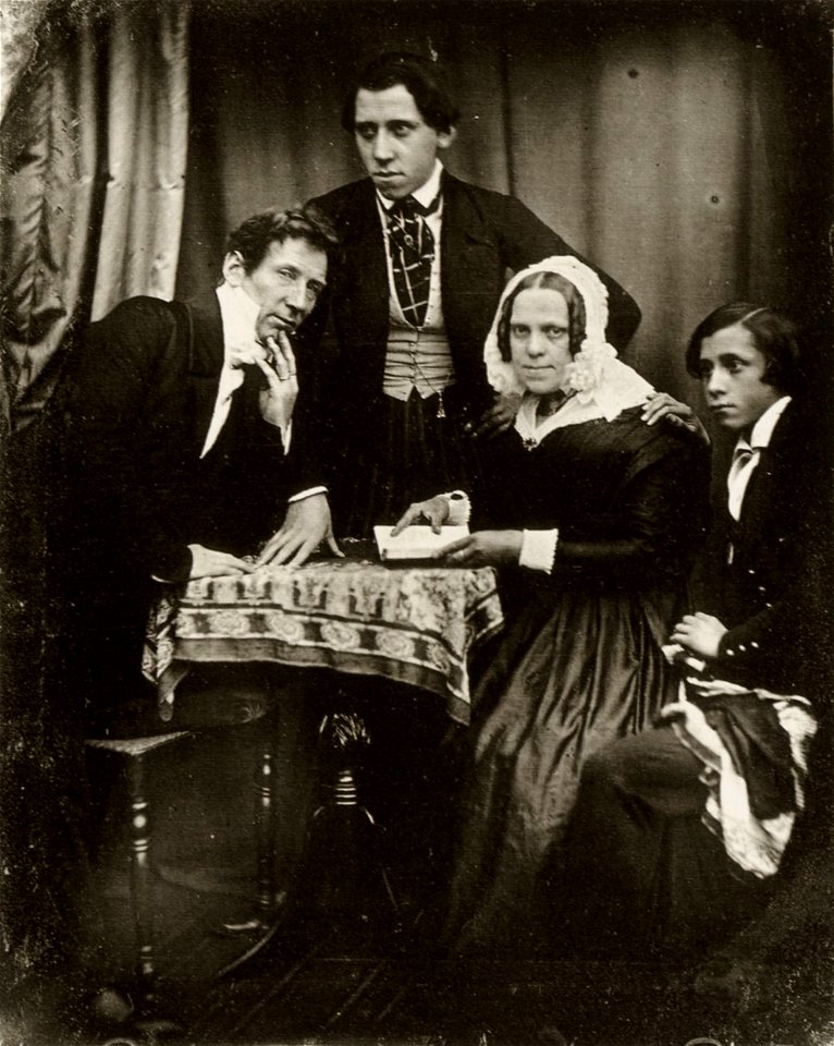 Biow, Hermann - Der Optiker Andreas Krüß, seine Frau Mary Ann, geboren Gabory und seine Söhne Edmund Johann und William Andres (Zeno Fotografie)