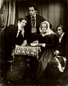 Biow, Hermann - Der Optiker Andreas Krüß, seine Frau Mary Ann, geboren Gabory und seine Söhne Edmund Johann und William Andres (Zeno Fotografie)