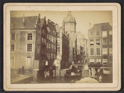 De Oudezijds Voorburgwal gezien naar de Oudezijds Kolk. Links de zij- en achtergevels van Sint Olofssteeg 3-9 (v.r.n.l.) en de zij- en achtergevel van Zeedijk 14, Afb ANWZ00382000001