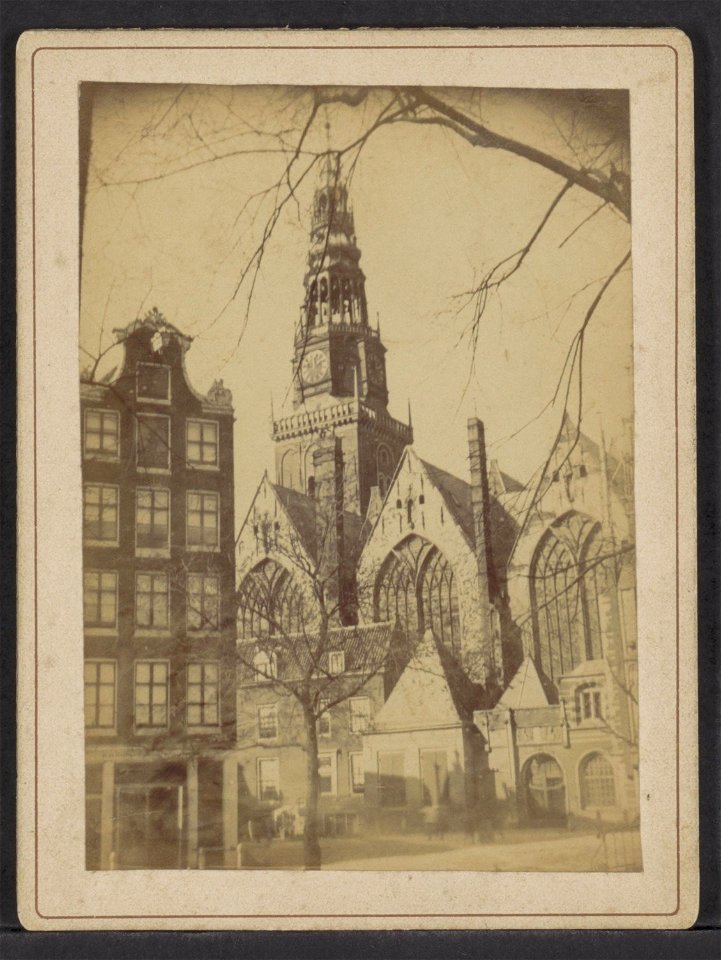 De Oude Kerk aan het Oudekerksplein gezien vanaf de Oudezijds Voorburgwal. Links Oudezijds Voorburgwal 80, Afb ANWZ00379000001