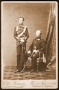1860er Atelieraufnahme Ernst August, Kronprinz von Hannover, mit seinem Vater König Georg V., Kabinettformat, Fotograf Otto Kamm, Linden-Hannover, Deisterstrasse 1 (Ihmenbrücke)