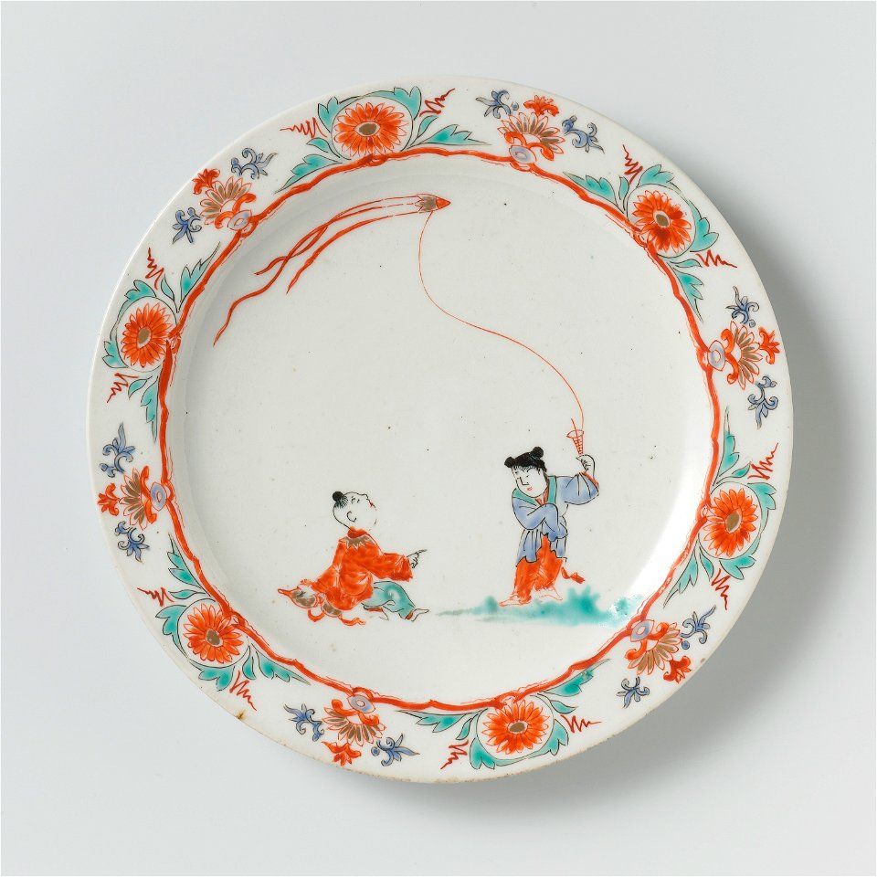 Bord met polychrome decoratie met twee jongens waarvan één met een vlieger. Rand met symmetrische bloem- en bladmotieven-Rijksmuseum BK-1968-235