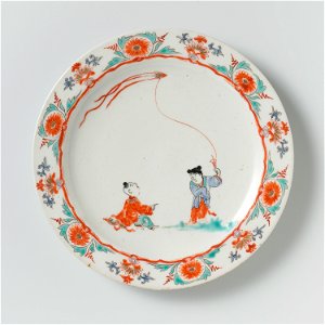 Bord met polychrome decoratie met twee jongens waarvan één met een vlieger. Rand met symmetrische bloem- en bladmotieven-Rijksmuseum BK-1968-235