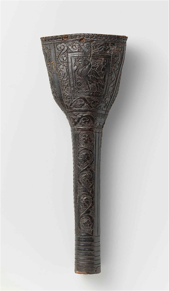 Pistoolholster van zwart leder, versierd met gesneden lofwerk en vogels als ornament
