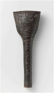 Pistoolholster van zwart leder, versierd met gesneden lofwerk en vogels als ornament