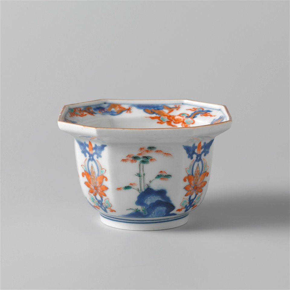 Achthoekige kom beschilderd met bloeiende planten-Rijksmuseum AK-NM-6399-B
