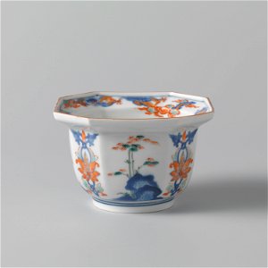 Achthoekige kom beschilderd met bloeiende planten-Rijksmuseum AK-NM-6399-B