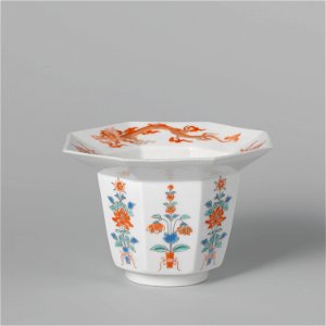 Achthoekige kom met bloemmotieven, draken en parels-Rijksmuseum AK-NM-6398-A