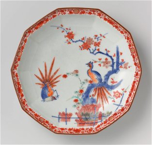 Bord met op het plat een tak met rode bloemen en een paradijsvogel-Rijksmuseum AK-RBK-14808-A
