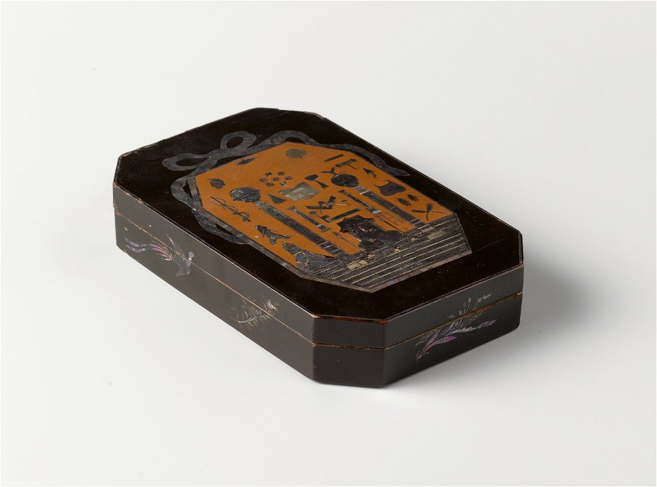 Doos , rechthoekig met afgeschuinde hoeken, met vrijmetselaarssymbolen-Rijksmuseum AK-RBK-1958-10