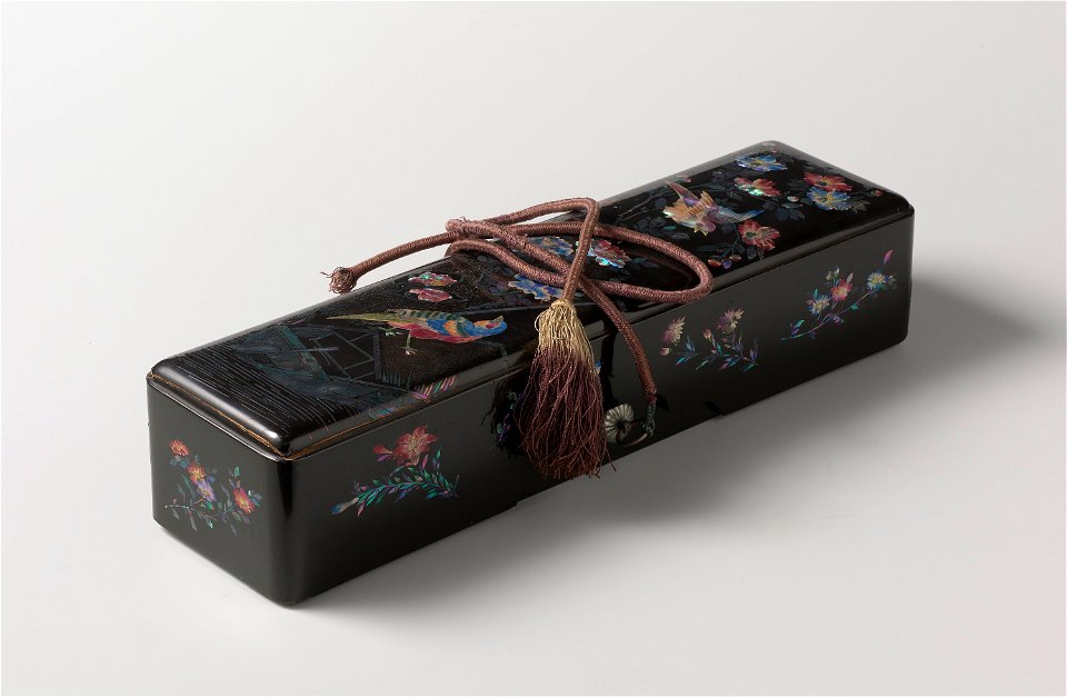 Doos van Japans lakwerk veriserd met bloemen en vogels-Rijksmuseum AK-RBK-16601