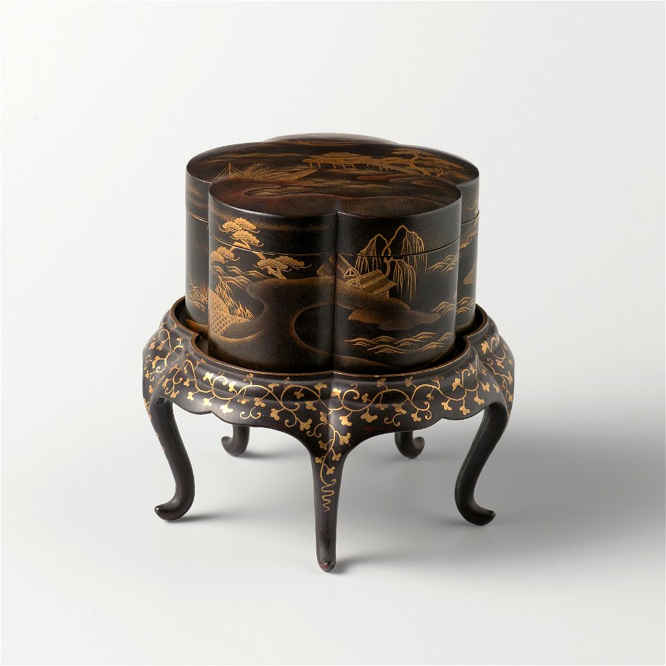 Doos, gelobd, op losse voet, met vergulde landschappen op zwarte grond-Rijksmuseum AK-NM-6138