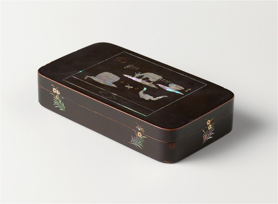 Doos , rechthoekig met afgeronde hoeken, met op het deksel een rebus-Rijksmuseum AK-RBK-1958-11