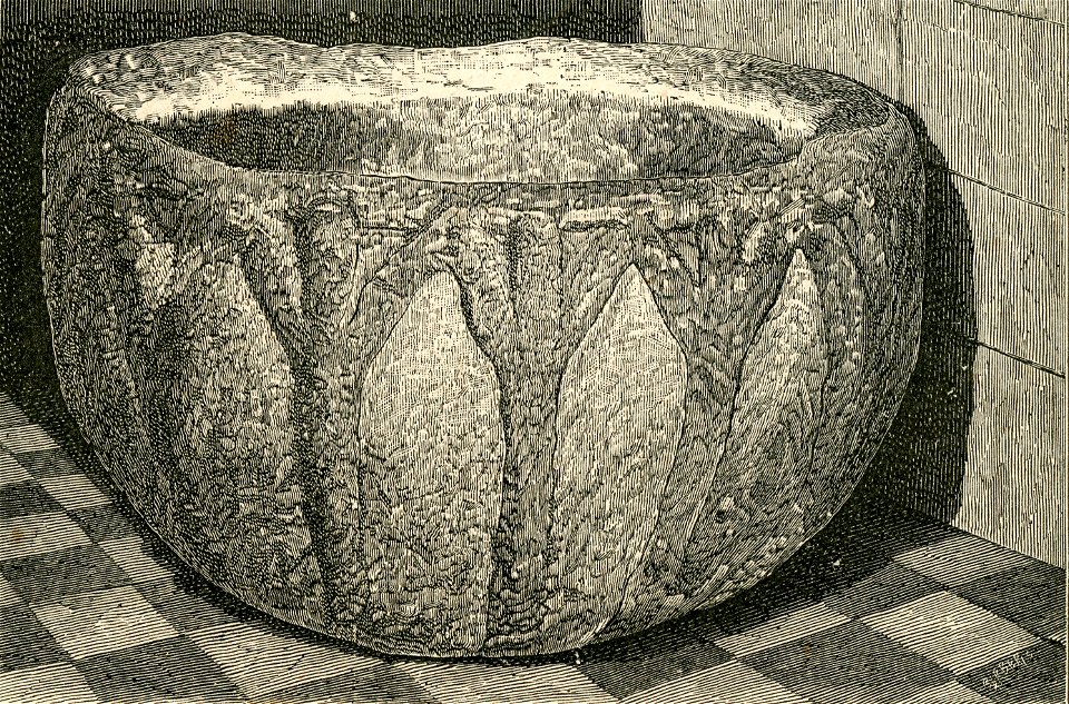Caltanissetta vaso in pietra nella Badia di S. Spirito