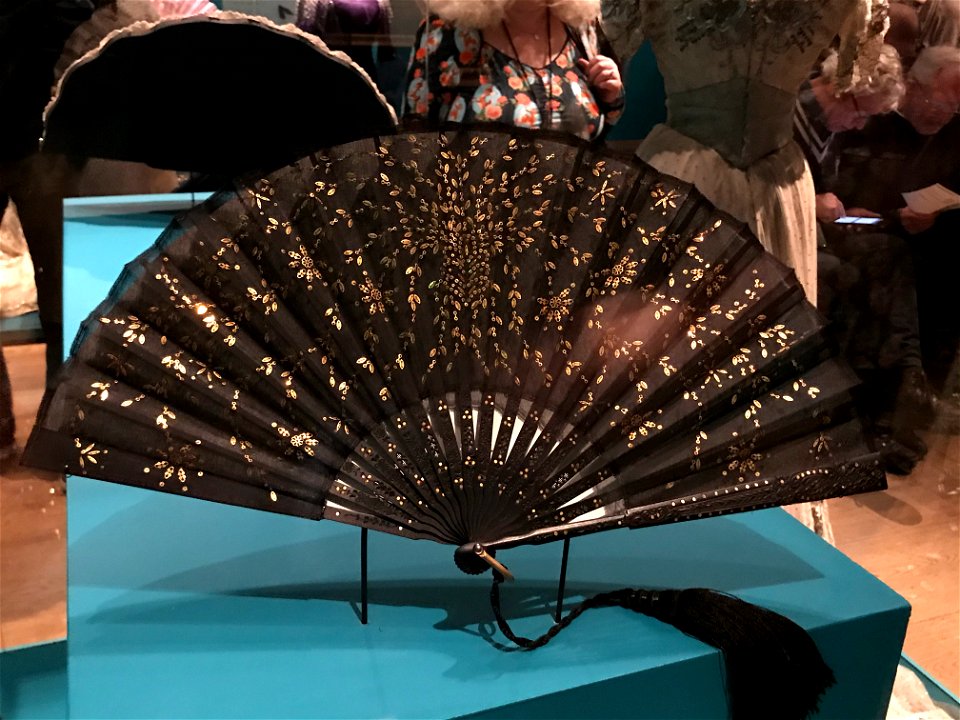 Black Tiffany hand fan