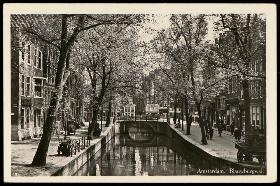 Blauwburgwal gezien naar Singel en Lijnbaanssteeg. Uitgave N.V. Luxe Papierwarenhandel vh Roukes & Erhart, Baarn, Afb PBKD00287000001