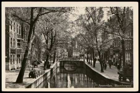 Blauwburgwal gezien naar Singel en Lijnbaanssteeg. Uitgave N.V. Luxe Papierwarenhandel vh Roukes & Erhart, Baarn, Afb PBKD00287000001