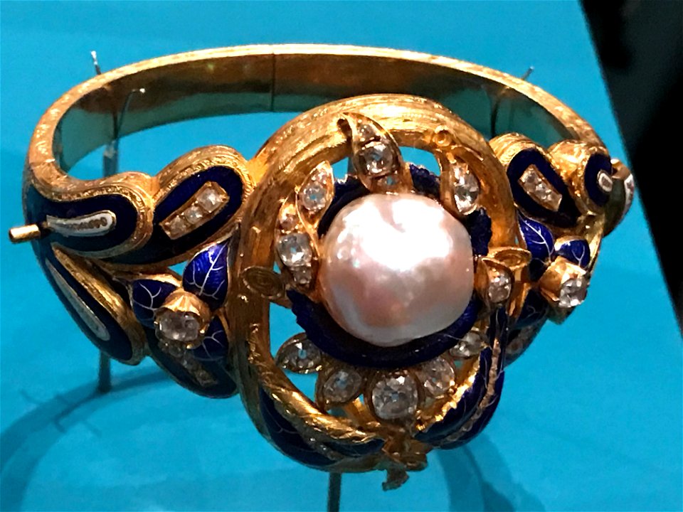 Blue, white and gold bracelet with large pearl