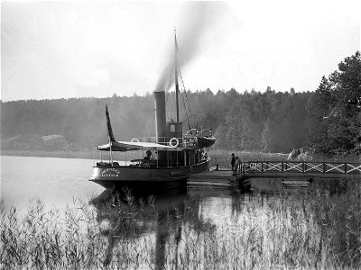 Bogserbåten Hercules, Stockholm, ligger vid en liten brygga förmodligen i Stockholms skärgård - Nordiska Museet - NMA.0052587