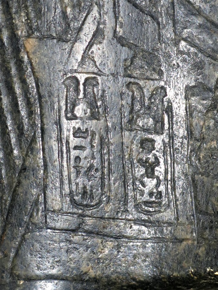 Cartouche de Toutânkhamon sur la statue du dieu Amon protégeant Toutânkhamon